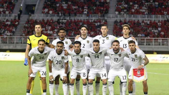 Pemain timnas Indonesia foto bersama sebelum laga FIFA Matchday melawan Lebanon yang berakhir dengan skor 0-0 di Stadion Gelora Bung Tomo Surabaya, Jawa Timur, Senin (8/9/2025) malam.