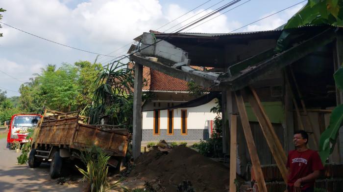 LAKA TUNGGAL. Kondisi truk yang mengalami kecelakaan tunggal hingga menabrak fondasi tiang teras rumah warga di Dusun Kalibalong Desa Aditirto Kecamatan Pejagoan Kabupaten Kebumen, Senin (6/10/2025).