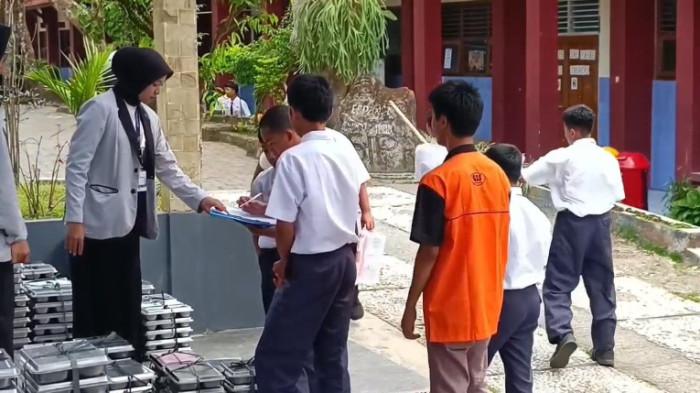 20251006_siswa SMP Negeri 8 Salatiga mengambil MBG_1