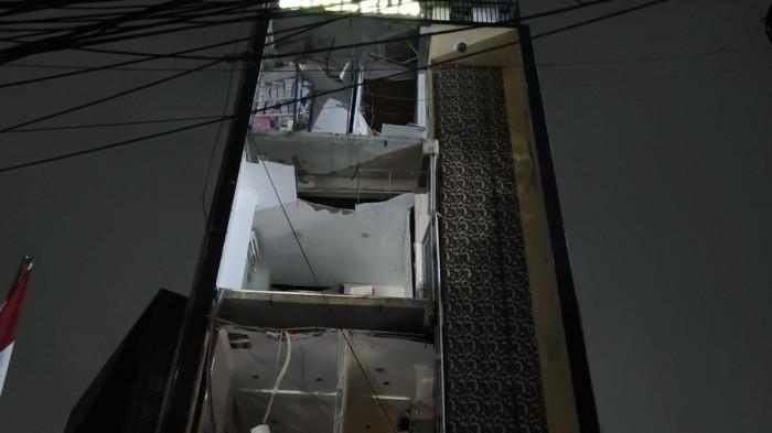 20251008_Kondisi tembok depan gedung Nucleus Farma