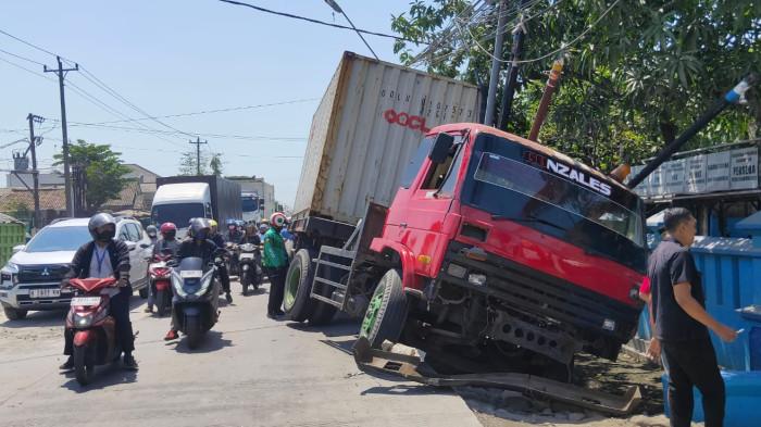 KECELAKAAN BERUNTUN - Sebuah truk tronton merah mengalami kecelakaan beruntun dengan dua kendaraan lainnya di depan kantor Desa Bandungrejo, Kecamatan Mranggen, Kabupaten Demak, Rabu (8/10/2025) pukul 09.30 WIB.
