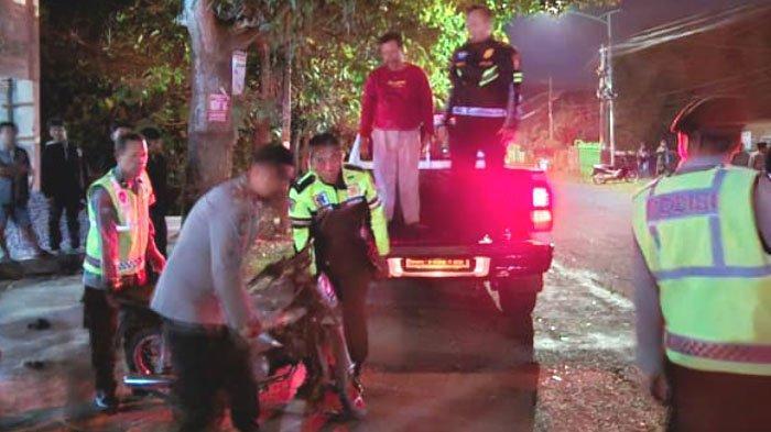 KECELAKAAN - Terjadi kecelakaan di Magetan, Jawa Timur, Rabu (8/10/2025) malam. Pickup dan motor terlibat kecelakaan di Jalan Raya Karas, tepatnya timur Jembatan Desa Jungke, Kecamatan Karas, Magetan. (TRIBUN JATIM/ISTIMEWA)