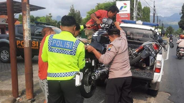KECELAKAAN - Kecelakaan dua sepeda motor di Desa Suruh, Kecamatan Suruh, Kabupaten Trenggalek, Jawa Timur, Jumat (10/10/2025). Akibat Laka Lantas tersebut menyebabkan seorang petani meninggal dunia. (TRIBUN JATIM/ISTIMEWA)