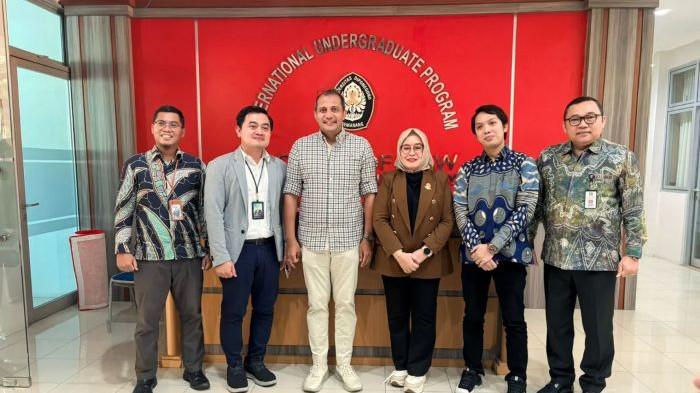 Wakil Menteri Hukum Republik Indonesia, Prof. Dr. Edward Omar Sharif Hiariej menegaskan pentingnya konsep meaningful participation atau partisipasi bermakna dalam proses pembentukan peraturan perundang-undangan. 

Hal tersebut disampaikan dalam kegiatan Training Legislatif Dasar bertema “Meaningful Participation” yang diselenggarakan oleh Fakultas Hukum Universitas Diponegoro (Undip) pada Jumat (10/10) di Ruang Seminar Fiat Justicia, Semarang.