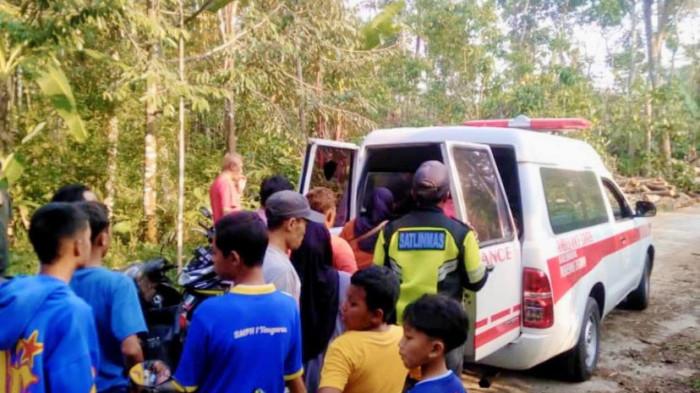 DIEVAKUASI - Seorang anak laki-laki berusia 13 tahun yang tenggelam di Bendungan Kaliwaru, Desa Tengaran, Kecamatan Tengaran, Kabupaten Semarang, dievakuasi dan dibawa ke ambulans, Jumat (10/10/2025). Korban tenggelam saat berenang bersama teman-temannya di bendungan sedalam 2,5 hingga 3 meter.