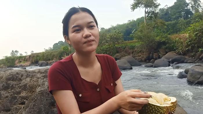 MAKAN DURIAN - Penikmat durian saat mencicipi durian lokal Desa Pedawang, Kecamatan Karanganyar, Kabupaten Pekalongan, Jawa Tengah dipinggir sungai. Makan durian di pinggir sungai menjadi pengalaman berbeda ketika makan durian.