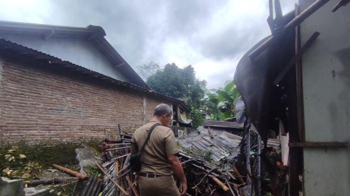 Atap Roboh — Atap rumah warga di Desa Bungkanel, Kecamatan Karanganyar, Kabupaten Purbalingga roboh usai terhempas angin puting beliung, Senin (13/10/2025) sore. 
