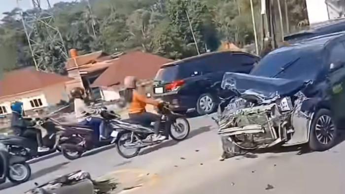 RINGSEK - Kondisi mobil Datsun Go seusai kecelakaan beruntun melibatkan lima kendaraan di Jalan Slamet Riyadi, ruas Bawen-Salatiga, tepatnya di dekat Exit Tol Bawen dan depan RM Miroso, Bawen, Kabupaten Semarang, Senin (13/10/2025) sore. Bagian depan dan kap mobil itu itu tampak ringsek.