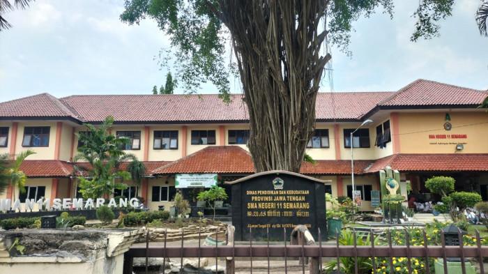 SMAN 11 SEMARANG - Pihak sekolah SMAN 11 Semarang melalui wakil kepala sekolah bidang humas, bidang sarpras, dan bidang kesiswaan saat menemui wartawan, tak banyak memberikan informasi terkait kasus penyalahgunaan teknologi AI sebagai bahan pembuat konten porno di media sosial X oleh salah satu alumninya, Selasa (14/10/2025).