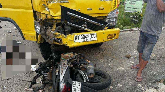 ADU BANTENG - Adu banteng pengendara motor  bernomor polisi KT 5086 EAG dengan dump truck bernomor polisi KT 8048 EO di Jalan Awang Data, RT 007, Kecamatan Paser Belengkong, Kabupaten Paser, Kalimantan Timur, menewaskan pasutri dan dua anaknya, Kamis (16/10/2025). (BANJARMASINPOST/ISTIMEWA)