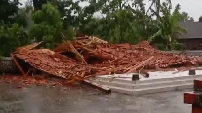 Petilasan Sunan Kalijaga di Semarang Ambruk saat Hujan Deras Disertai Angin Kencang