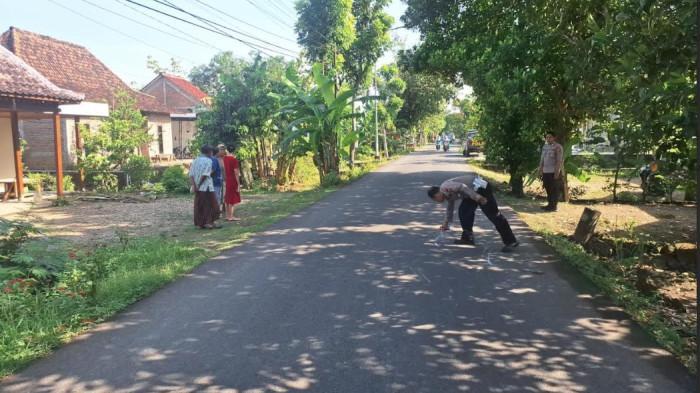KECELAKAAN MAUT - Kecelakaan lalu lintas merenggut nyawa pelajar di Kabupaten Bojonegoro. Seorang siswa SMA Negeri di Kecamatan Kalitidu meregang nyawa dalam insiden kecelakaan saat hendak berangkat sekolah. (TRIBUNJATIM.COM/MISBAHUL MUNIR)
