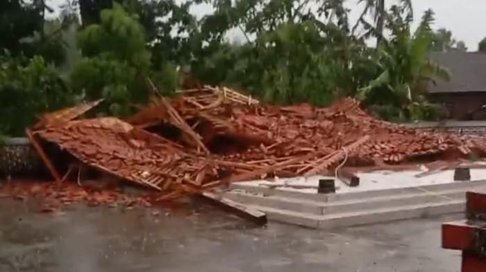 Detik-detik Petilasan Sunan Kalijogo Roboh Diterjang Angin Kencang, Pohon Ikut Tumbang