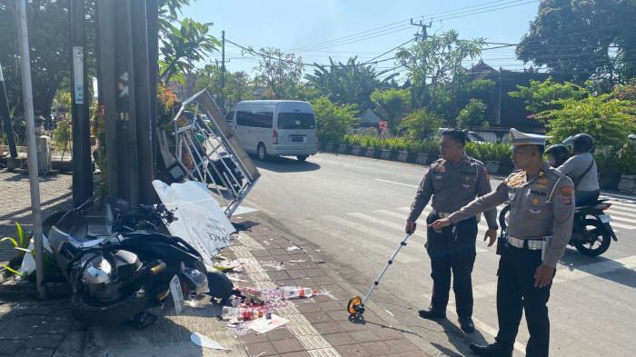 OLAH TKP: Polisi melakukan olah TKP kecelakaan di Jalan Bypass Ngurah Rai tepatnya depan Toko Surgaid KM. 10, Denpasar Selatan, Denpasar, Bali. (TRIBUN BALI/ISTIMEWA)