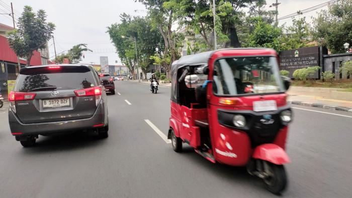 ILUSTRASI BAJAJ - Bajaj Online berwarna merah saat melintasi Jalan Imam Bonjol Semarang, Senin (20/10/2025).