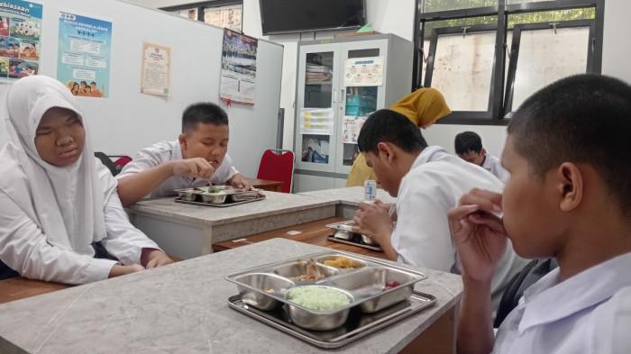 Menu MBG SLBN Purwosari Kudus Menyesuaikan Kondisi Anak Autis Tanpa Mi dan Susu Cokelat