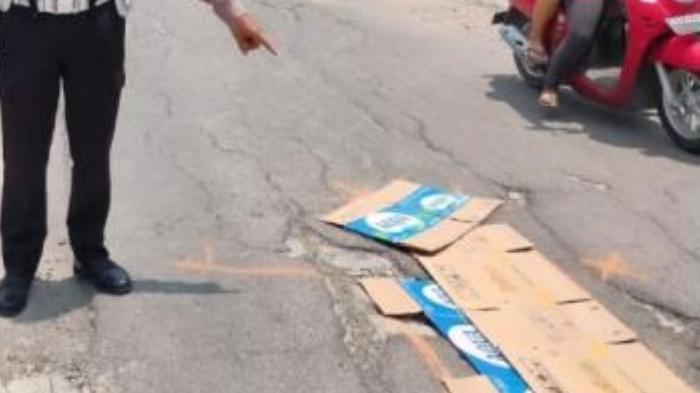 KECELAKAAN DI KARANGANYAR - Polisi melakukan olah TKP kecelakaan di Jalan Mojosongo–Plesungan, tepatnya di depan SPPG, Dusun Blembem RT 003 RW 001, Kelurahan Plesungan, Gondangrejo, Karanganyar, Senin (20/10/2025). Korban tewas bernama Sunardi yang tercatat sebagai warga Wonorejo, Gondangrejo, Karanganyar, Jawa Tengah. 
