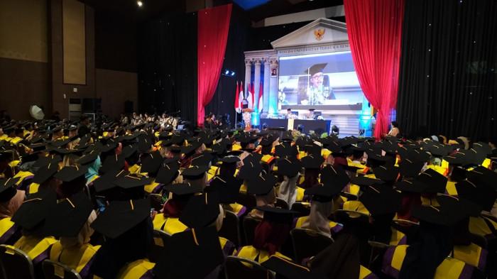 UT Semarang Kukuhkan 850 Wisudawan dari 13 Kabupaten-Kota di Jawa Tengah