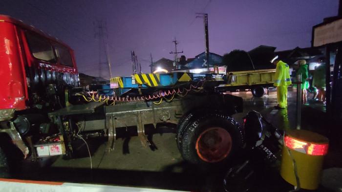 KECELAKAAN KERETA - Kecelakaan lalu lintas antara truk trailer tanpa muatan dan kereta api terjadi di palang pintu rel Kaligawe Semarang, Jalan Kaligawe Raya, Kecamatan Genuk, Selasa (21/10/2025) sore.