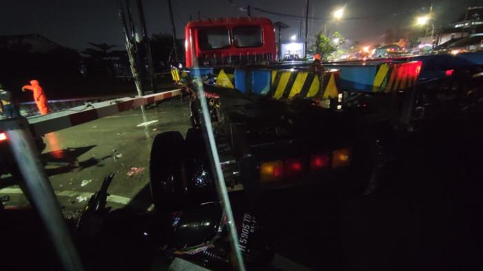 KECELAKAAN KERETA - Kecelakaan lalu lintas antara truk trailer tanpa muatan dan kereta api terjadi di palang pintu rel Kaligawe Semarang, Jalan Kaligawe Raya, Kecamatan Genuk, Selasa (21/10/2025) sore.