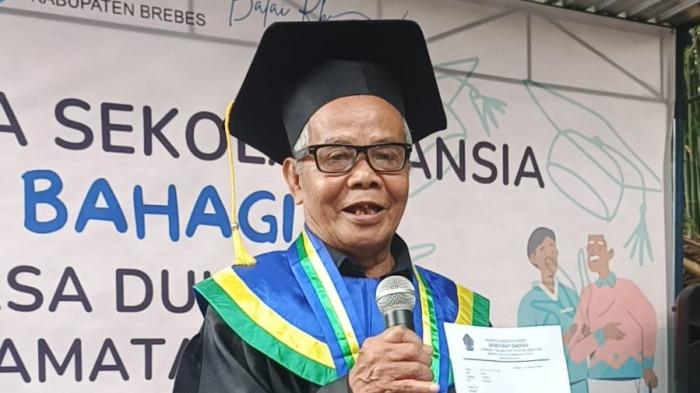 Sosok Mbah Kaidi, Kakek Usia 84 Tahun Yang Jadi Wisudawan Terbaik Sekolah Lansia Bahagia di Brebes