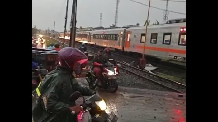 TERHENTI - Kereta Api terhenti di perlintasan sebidang Kaligawe Kota Semarang Selasa (21/10/2025) setelah menabrak truk trailer. Lalulintas di lokasi macet.