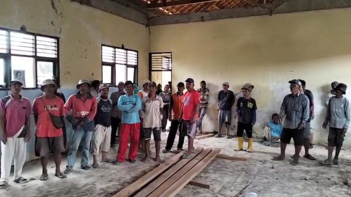 Telat Dibayar, Tukang Bangunan Proyek Revitalisasi SMPN 2 Bantarkawung Mogok Kerja