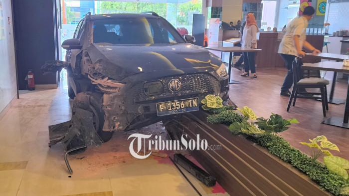 Mobil Listrik Tabrak Tjokro Hotel Klaten, Saksi: Kayak Terbang, terus Ngebul Asap