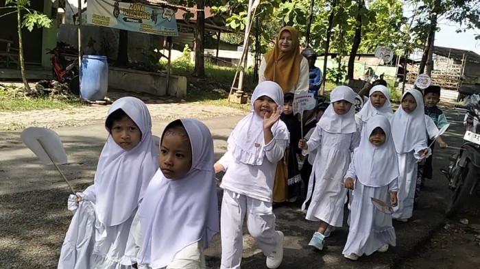 Tanamkan Nilai Akhlak Sejak Dini, TK Islam Insan Amanah Blora Gelar Pawai Hari Santri Nasional 2025