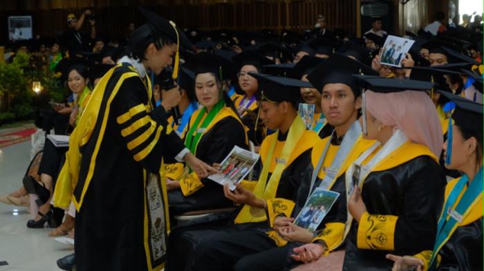 Balairung UKSW Mendadak Hening Saat Rektor Minta Perlihatkan Foto Orangtua, Wisudawan Menangis