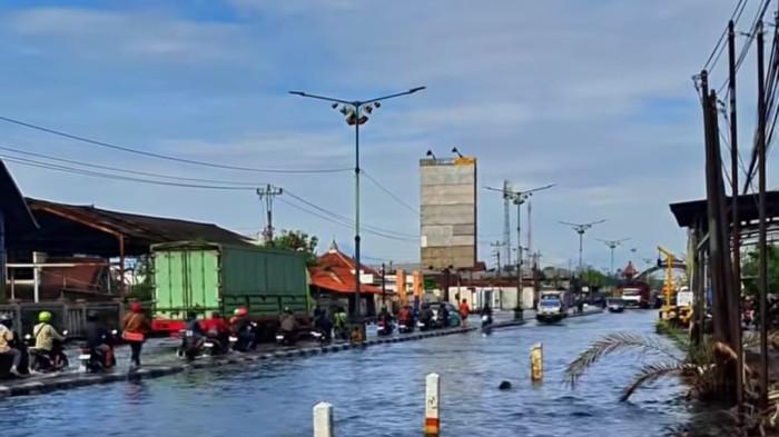 BANJIR PANTURA - Jalur pantura di Kecamatan Sayung, Kabupaten Demak mengalami banjir sejak Rabu (22/10/2025) membuat kemacetan panjang hingga lingkar Demak