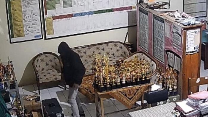 Aksi Pencurian di SDN 1 Bumitirto Wonosobo Terekam CCTV, Pelaku Pecah Kaca Jendela Ruang Guru