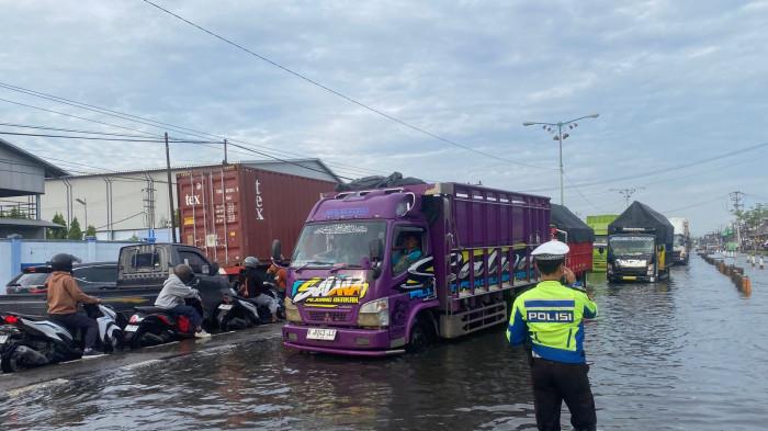 Satlantas Polres Demak 24 Jam Atur Arus Lalu Lintas karena Banjir di Jalur Pantura