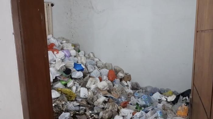 PENUH SAMPAH - Kondisi di dalam rumah YL yang dipenuhi tumpukan sampah kemasan makanan dan minuman.
