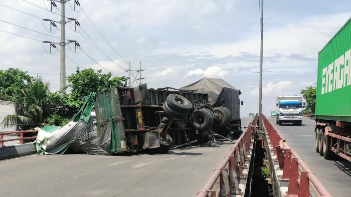 BREAKING NEWS: Truk Gandeng Muatan Tepung Gaplek Terguling di Arteri Yos Sudarso