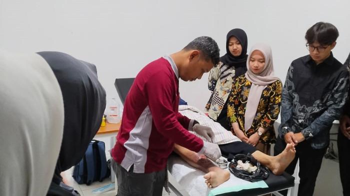 Mahasiswa UNIMMA Ikuti Pelatihan Perawatan Luka, Perkuat Kompetensi Klinis dan Empati Profesional