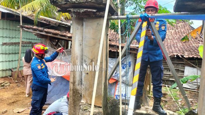 Damkar Boyolali Turun ke Sumur Sedalam 18 Meter demi Selamatkan Seekor Anak Kambing