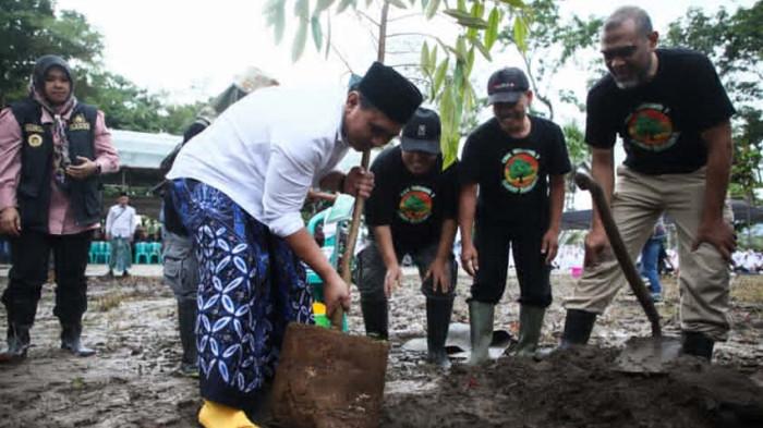 Cegah Erosi, Taj Yasin Tanam Pohon Durian dan Alpukat di Kawasan Waduk Mrica Banjarnegara