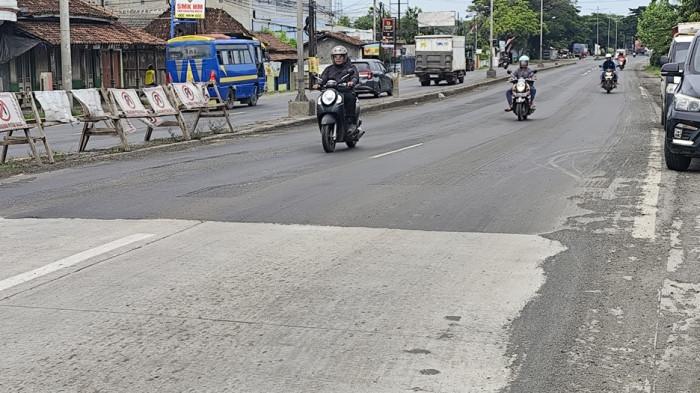 Mulus Lagi, Jalan Pantura Brangsong Kendal yang Bergelombang Parah Akhirnya Diratakan