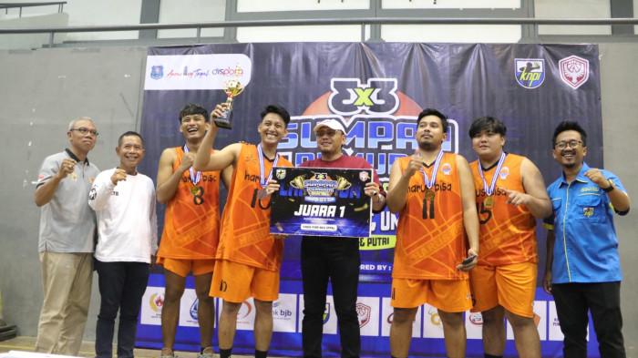 Wali Kota Tegal Dedy Yon Serahkan Hadiah kepada Pemenang Lomba Sumpah Pemuda Basketball