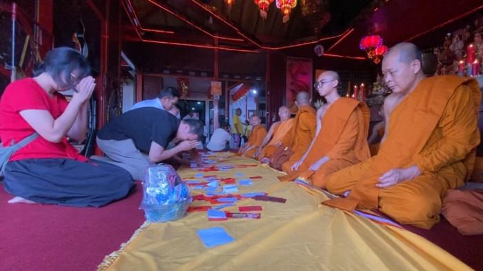 Lantunan Paritta Menggema: Momen Suci Kathina Saat Umat Buddha Melepas Harta di Vihara Gunung Kalong