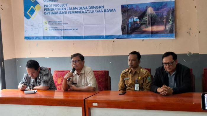 Pilot Project Lampu Desa Menyala dengan Gas Rawa: Inovasi ESDM Serayu Tengah Gandeng Geologi Unsoed