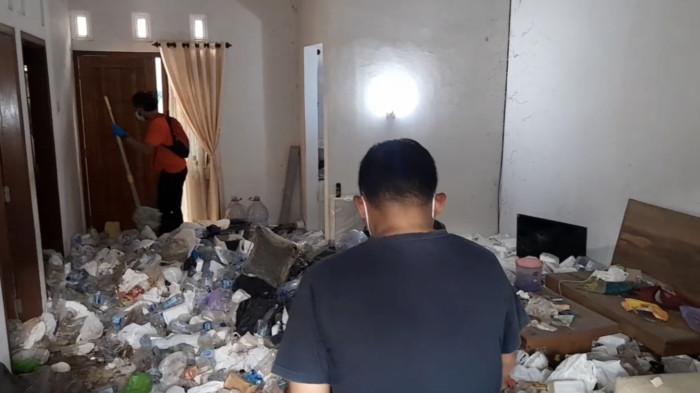 PENUH SAMPAH - Kondisi di dalam rumah YL yang dipenuhi tumpukan sampah kemasan makanan dan minuman.