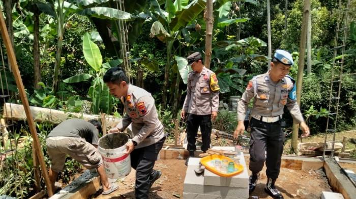 Rumah Bambu Agus di Bergas Kabupaten Semarang Roboh Diterpa Angin, Kini Dapat Bantuan