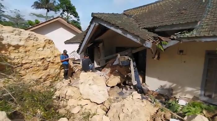 LONGSOR BANYUMAS - Kondisi longsor besar di kawasan tambang batu kapur Desa Darmakradenan, Kecamatan Ajibarang, Kabupaten Banyumas, Minggu (26/10/2025) sore. Pemilik rumah, Erwin, menceritakan detik-detik longsor yang nyaris merenggut keselamatan keluarganya.