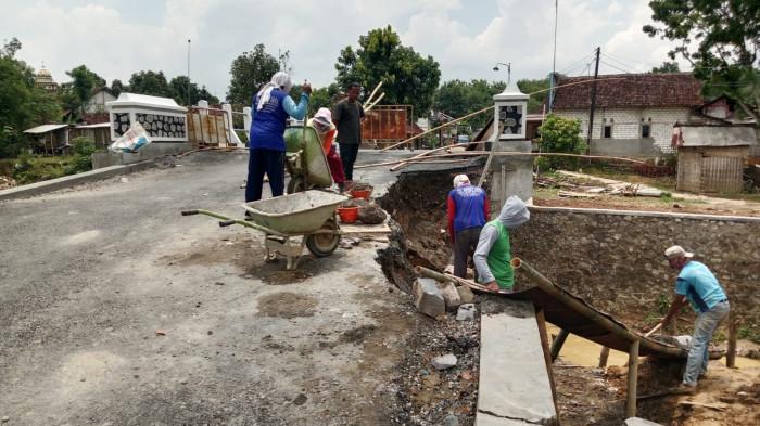Jembatan Sukopuluhan-Mencon Pati Sudah Mulai Ditangani Setelah Fondasinya Ambrol