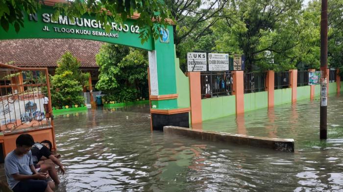 Update Dampak Banjir di Sekolah Semarang: 44 SD Tergenang, Belajar Sesuai Kondisi
