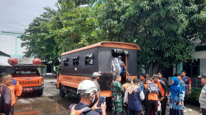 Banjir Genangi Sekolah di Semarang hingga Berujung Evakuasi Siswa, Ini Penanganan Pemkot