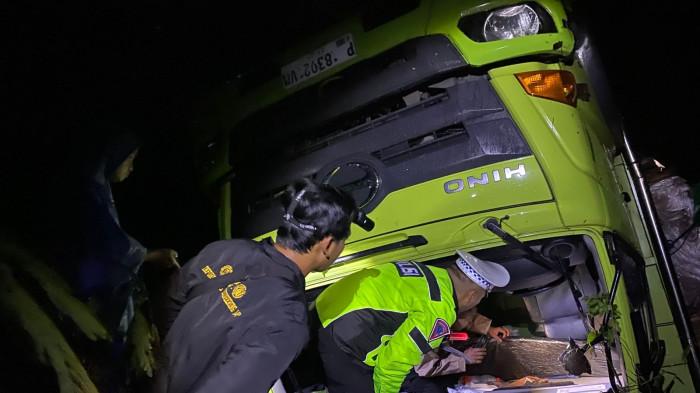 BREAKING NEWS: Kecelakaan Truk Tronton Muatan Kayu Lapis 25 Ton di Wonosobo, Begini Kondisi Sopir