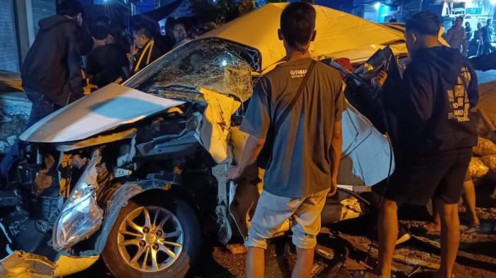 Xenia Ringsek dan Truk Terbalik di TKP Kecelakaan, 1 Tewas dan 8 Luka-Luka